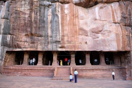 Téléchargez les photos : Badami, Chaloukya, Grotte 3, (575 A.D. - 585 A.D.)., Dédié à Vishnu, Site du patrimoine mondial de l'UNESCO, Temple de grotte de taille de roche, Bagalkot de district, Karnataka d'état, Plateau de Deccan, Inde - en image libre de droit
