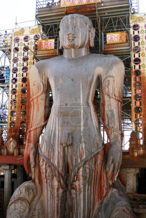 Téléchargez les photos : Jain dévots versant Vermillion d'eau sur la tête de 58,8 pieds monolithique Statue de saint Jain Gomateshwara à Mahamastakabhisheka sur la colline Vindhyagiri, Shravanbelagola, Karnataka, Inde - en image libre de droit