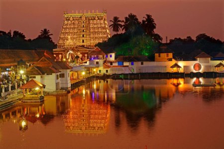 Téléchargez les photos : Temple Sri Padmanabhaswamy illuminé au festival Lakshadeepa, festival Murajapam, éclairage des lampes à huile, Kerala, Inde - en image libre de droit