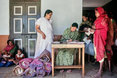 Téléchargez les photos : Gandhian women NGO social worker helping to tribal women, Gujarat, Inde, Asie - en image libre de droit