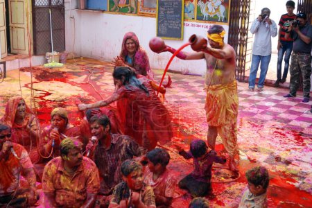 Téléchargez les photos : Prêtre versant rouge mouillé sur les dévots a sonné panchami, temple, jodhpur, rajasthan, Inde, Asie - en image libre de droit