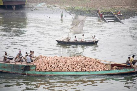 Téléchargez les photos : Personnes et briques voyageant en bateau à Burigunga Buri Gunga River ; Sadarghat Boat terminal ; Dhaka ; Bangladesh - en image libre de droit