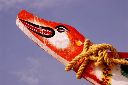 Téléchargez les photos : Visage de crocodile peint sur un bateau de pêche à Kunkeshwar ; Dist Sindhudurga ; Maharashtra ; Inde - en image libre de droit