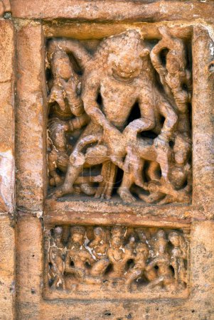 Ukkra Narasimha matando esculturas Hiranya en el templo de Shivalaya superior es el templo chalukyan temprano en el fuerte del norte; Badami; Karnataka; India