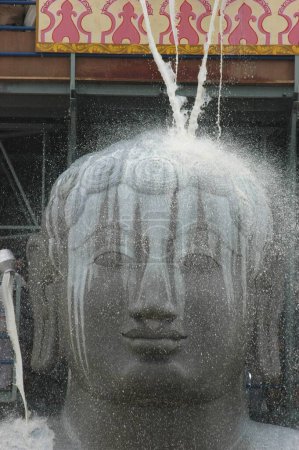 Téléchargez les photos : Verser du lait sur la tête de 58,8 pieds monolithique Statue de jain saint Gomateshwara Lord Bahubali dans la cérémonie d'onction de la tête de mahamastakabhisheka ; colline Vindhyagiri ; Sravanabelagola ; Karnataka ; Inde - en image libre de droit