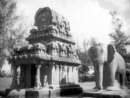 Foto de Antiguo tobogán de linterna vintage de Pancha Rathas y estatua de elefante, Mamallapuram, Chennai, Tamil Nadu, India, Asia - Imagen libre de derechos