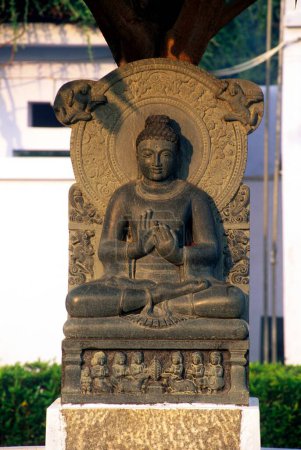 Lord Buddha Predigtposition schwarze Steinstatue am japanischen Tempel, Sarnath, Varanasi, Uttar Pradesh, Indien