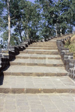 Stufen und Grün, Karla-Höhlen, Lonavala, District Pune, Maharashtra, Indien, Asien
