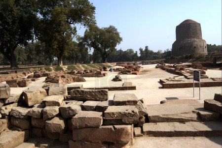 Téléchargez les photos : Les ruines de Sarnath ; où le seigneur Gautam Bouddha vivait près du Dhamekh Stupa Sarnath ; Uttar Pradesh ; Inde - en image libre de droit