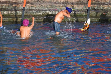 Téléchargez les photos : Deux Sardarji prenant un bain sacré dans le Ganga, Hardwar, Uttar Pradesh, Inde - en image libre de droit