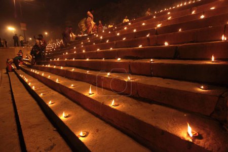 Téléchargez les photos : Lampes en terre sur l'escalier pour célébrer Dev Deepavali sur la rivière Ganga à Varanasi Uttar Pradesh Inde - en image libre de droit