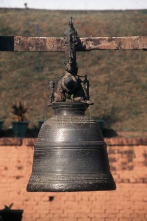 Énorme cloche en laiton au temple Mahabodhi, Bodh Gaya, Bihar, Inde, Asie