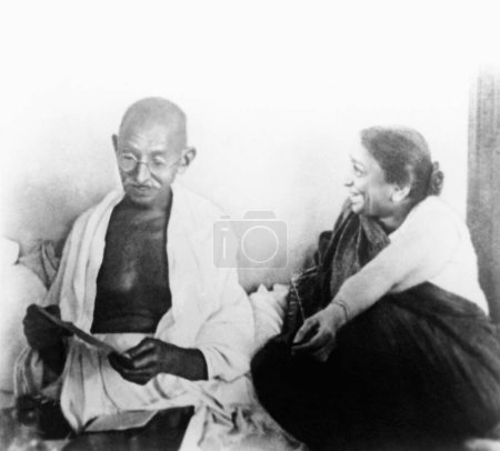 Foto de Mahatma Gandhi y Sarojini Naidu en Birla House, Mumbai, 1945, India - Imagen libre de derechos