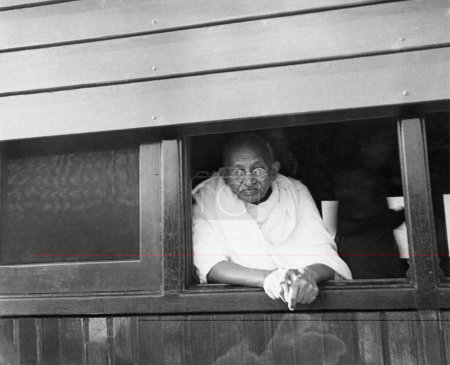 Téléchargez les photos : Mahatma Gandhi regardant par la fenêtre d'un train, 1945, Inde NO MR - en image libre de droit