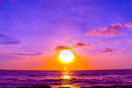 Téléchargez les photos : Mer d'Arabie ; ciel nuageux et coucher de soleil sur la plage d'Aksa ; Malad ; Bombay Mumbai ; Maharashtra ; Inde - en image libre de droit