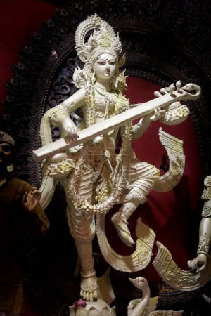 Téléchargez les photos : Lakshmi Déesse de la Richesse ; Idole de la Déesse Durga ; Durga Pooja dassera Vijayadasami Festival ; Calcutta Kolkata ; Bengale occidental ; Inde - en image libre de droit