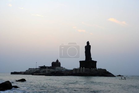 Sonnenaufgang Blick auf Vivekananda Memorial und Statue des tamilischen Dichters Thiruvalluvar auf den Felseninseln; Kanyakumari; Tamil Nadu; Indien