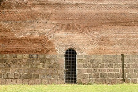 Fortificación mediante mampostería de escombros y muro de ladrillo de Shaniwarwada; Pune; Maharashtra; India