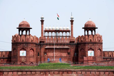 Téléchargez les photos : Site du patrimoine mondial de l'UNESCO le célèbre fort de Delhi également connu sous le nom de Lal Qila ou fort rouge construit en (1638-1648) utilisé comme palais par l'empereur moghol Shah Jahan ; Delhi ; Inde - en image libre de droit