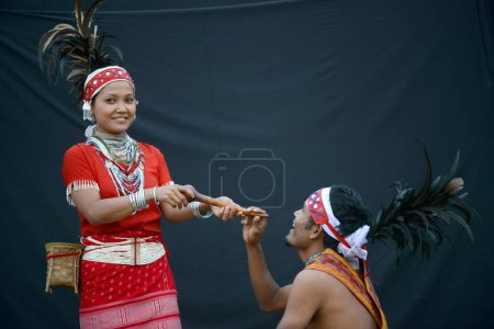 Téléchargez les photos : Couple tribu Garo exécution danse folklorique Meghalaya Inde Asie - en image libre de droit