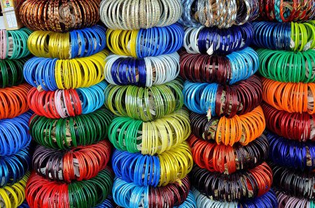 Téléchargez les photos : Bracelet en verre de différentes couleurs Jodhpur Rajasthan Inde Asie - en image libre de droit