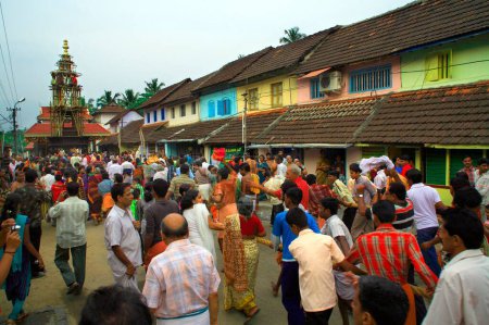 Téléchargez les photos : Chariot festival people pull rope of rath, Palakad Palakkad, Kerala, Inde - en image libre de droit