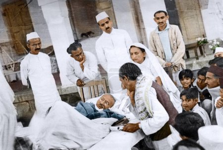 Téléchargez les photos : Mahatma Gandhi couché pendant le jeûne à Rajkot, Gujarat, Inde, Asie, mars 1939 - en image libre de droit