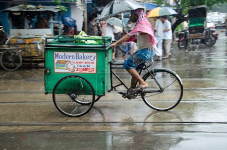 Téléchargez les photos : Homme transportant des produits de boulangerie sur tricycle Kolkata Bengale occidental Inde Asie - en image libre de droit
