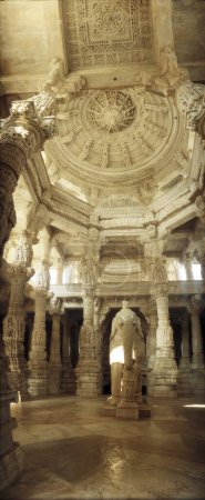 Téléchargez les photos : Vue Panoramique Du Dôme Et Des Colonnes Du Temple De Ranakpur Jain ; Avec Des Sculptures Ornées Sur Marbre ; Ranakpur ; Rajasthan ; Inde - en image libre de droit