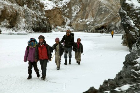 Téléchargez les photos : Enfants marchant sur la rivière gelée, trek chadar, ladakh, jammu et Cachemire, Inde, Asie - en image libre de droit