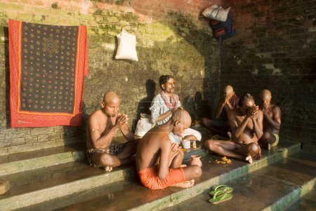 Foto de Orando por los muertos Shradha (último ritual); Tonsuring cabeza en Howrah Ghat; Calcuta; Bengala Occidental; India - Imagen libre de derechos