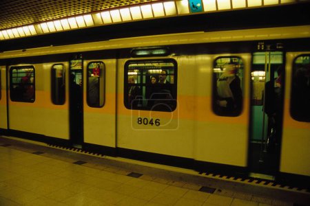 Téléchargez les photos : Station de métro souterrain quai, ligne jaune, Milan, Italie - en image libre de droit