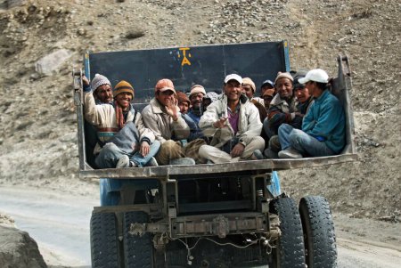 Foto de Trabajadores de camiones, Leh, Ladakh, Jammu y Cachemira, India 10, April, 2008 - Imagen libre de derechos