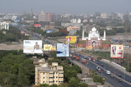 Téléchargez les photos : Une réplique de Taj Mahal, l'une des sept merveilles du monde a été érigée lors d'une foire artisanale au KJ Somaiya College of Medicine, Sion sur l'autoroute Eastern Express à Bombay maintenant Mumbai dans le Maharashtra, en Inde - en image libre de droit