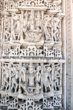 Téléchargez les photos : Statues sculptées dans le marbre au temple Jain Hatheesing ; Ahmedabad ; Gujarat ; Inde - en image libre de droit