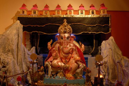 Foto de Ídolo colorido del Señor Ganesh con la decoración de Ashtavinayak en casa; adoración para el festival de Ganapati; dios cabeza de elefante de hindú; Borivali; Bombay Mumbai; India - Imagen libre de derechos