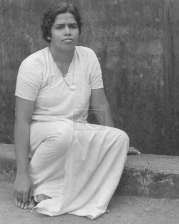 Téléchargez les photos : Vieux vintage extérieur portrait noir et blanc début 1900 argent gélatine impression tonique femme indienne Inde - en image libre de droit