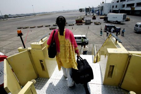 Téléchargez les photos : Un passager descend de l'avion stationné à l'aéroport international Chhatrapati Shivaji anciennement appelé aéroport international Sahar, Bombay Mumbai, Maharashtra, Inde - en image libre de droit