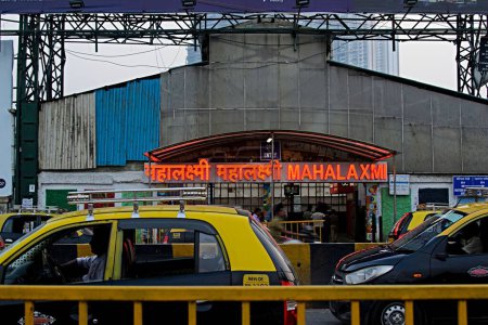 Foto de Entrada de la estación de tren de Mahalaxmi en la carretera, Mumbai, Maharashtra, India, Asia - Imagen libre de derechos