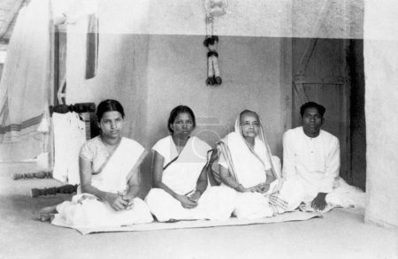 Téléchargez les photos : Kasturba Gandhi assise entre un couple chrétien harijan, qui s'est marié à l'ashram de Sevagram, 1941 - en image libre de droit