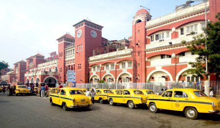 Téléchargez les photos : Construction de la gare de Howrah et station de taxi ; Calcutta maintenant Kolkata ; Bengale occidental ; Inde - en image libre de droit