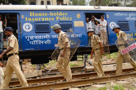 Téléchargez les photos : Des trains communautaires sikhs protestent contre le tir du garde du corps du chef de la dera saccha sauda ram rahim à Mulund à Bombay Mumbai, Maharashtra, Inde - en image libre de droit