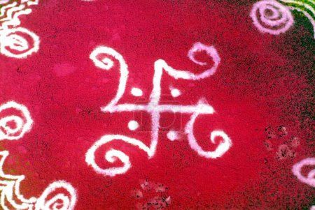 Téléchargez les photos : Swastika symbole du dieu soleil dessins rangoli colorés dessinés avec de la poudre colorée sur le sol - en image libre de droit