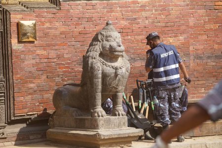 Téléchargez les photos : Le personnel de police prend une pause, nepal, asia - en image libre de droit