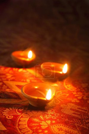 Téléchargez les photos : Earthen oil lamps diya on diwali deepawali festival - en image libre de droit