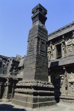 Tallado Dhwaja Stambha fuera del templo de Kailasa, Ellora, Aurangabad, Maharashtra, India, Asia