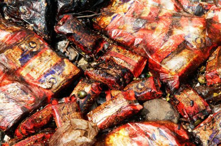Téléchargez les photos : Emballages de biscuits imbibés d'huile en raison de l'abordage du navire porte-conteneurs Chitra en mer Bombay Mumbai, Maharashtra, Inde - en image libre de droit