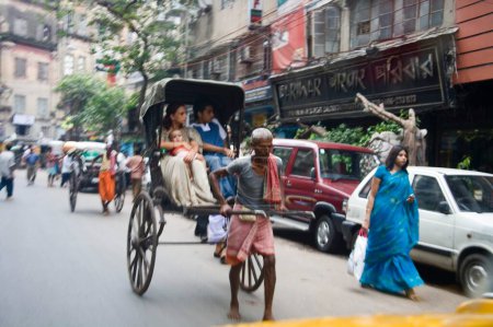 Foto de Viejo tirando rickshaw mano con los pasajeros, escena de la calle de Calcuta ahora Calcuta, Bengala Occidental, India - Imagen libre de derechos