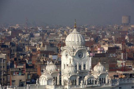 Téléchargez les photos : Tour de l'Horloge et la ville de situé dans Harmandir Sahib ou Golden Temple à Amritsar ; Punjab ; Inde - en image libre de droit