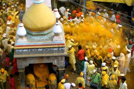 Téléchargez les photos : Les dévots portant le saint Palkhi du seigneur Khandoba lors des célébrations de Dasshera au temple Jejuri, pune, Maharashtra, Inde - en image libre de droit